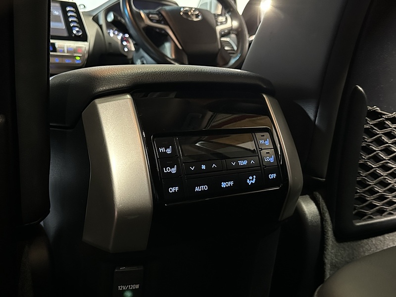 Toyota Land Cruiser D Invincible - U1245