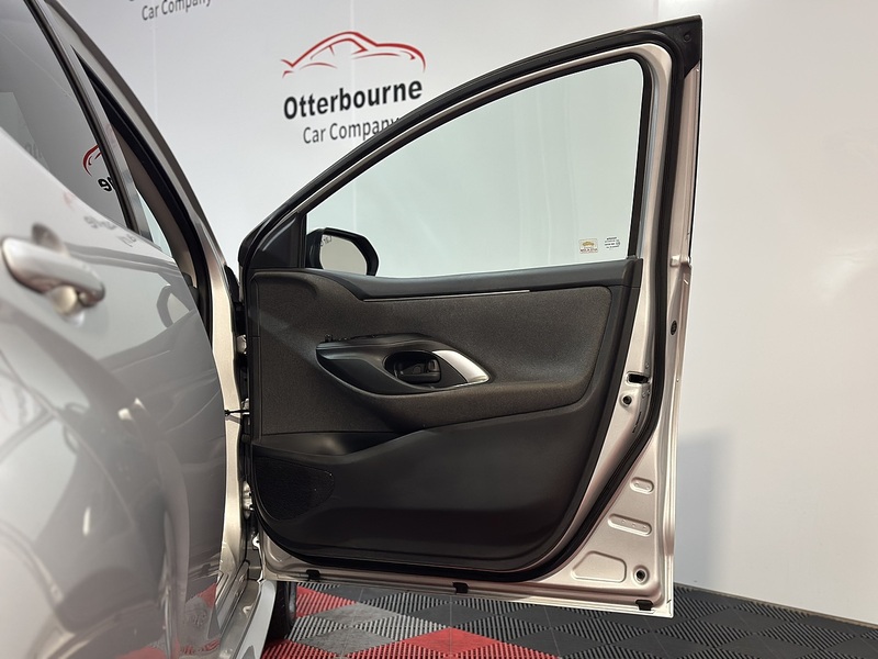 Toyota Yaris VVT-h Design - U1306