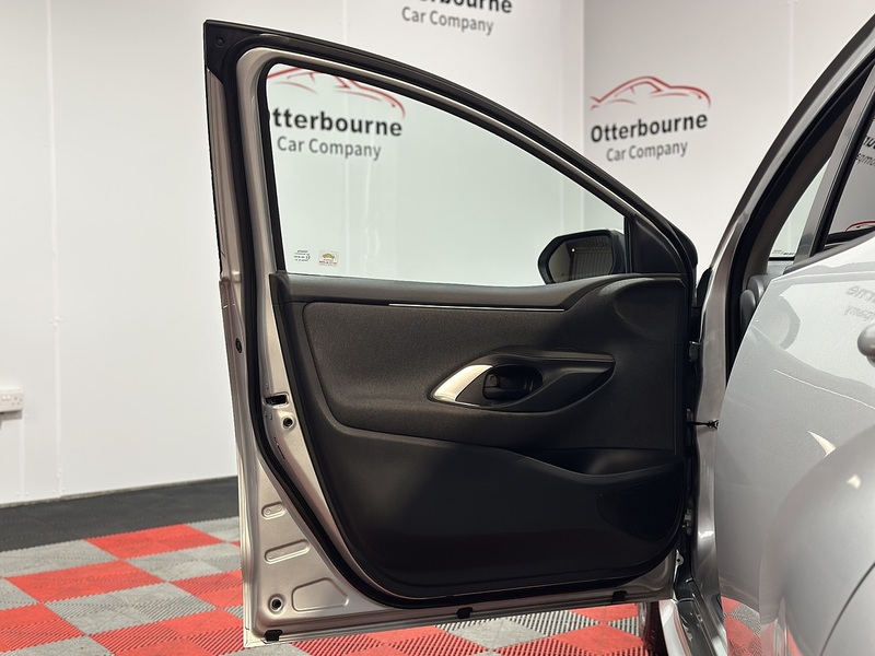 Toyota Yaris VVT-h Design - U1306