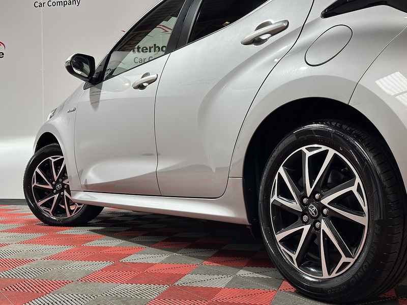 Toyota Yaris VVT-h Design - U1306