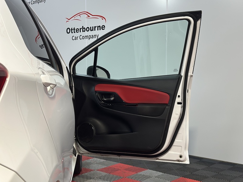 Toyota Yaris Dual VVT-i Sport - U1349
