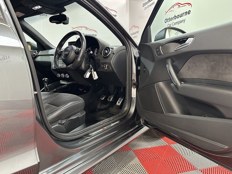 Audi A1 TFSI CoD Black Edition - U1382
