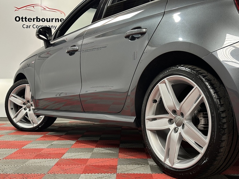 Audi A1 TFSI CoD Black Edition - U1382