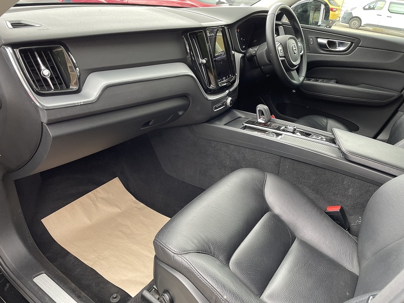 Volvo 2.0 B4 MHEV Momentum SUV 5dr Diesel Hybrid Auto AWD Euro 6 (s/s) (197 ps)