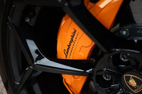 4.0 V8 BiTurbo Performante SUV 5dr Petrol Auto 4WD Euro 6 (666 ps)