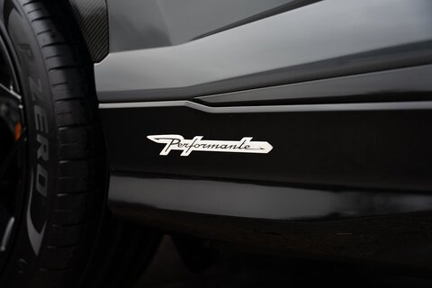 4.0 V8 BiTurbo Performante SUV 5dr Petrol Auto 4WD Euro 6 (666 ps)