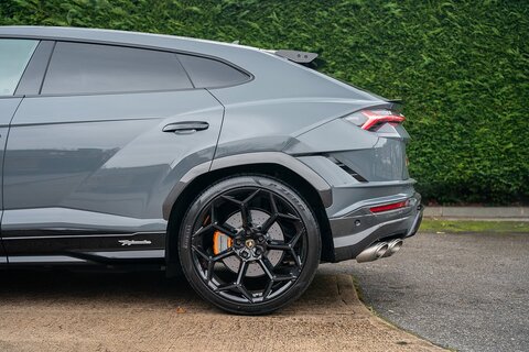 4.0 V8 BiTurbo Performante SUV 5dr Petrol Auto 4WD Euro 6 (666 ps)