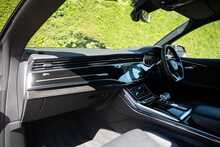 Audi Q8 TFSI V6 Black Edition 