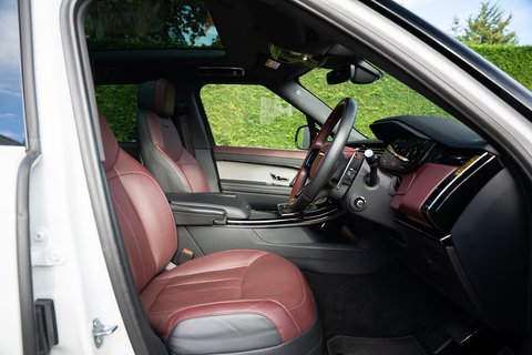 3.0 D300 MHEV Dynamic SE SUV 5dr Diesel Auto 4WD Euro 6 (s/s) (300 ps)