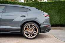 Lamborghini Urus V8 