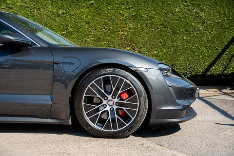 Performance Plus 93.4kWh 4S Saloon 4dr Electric Auto 4WD (11kW Charger) (571 ps)