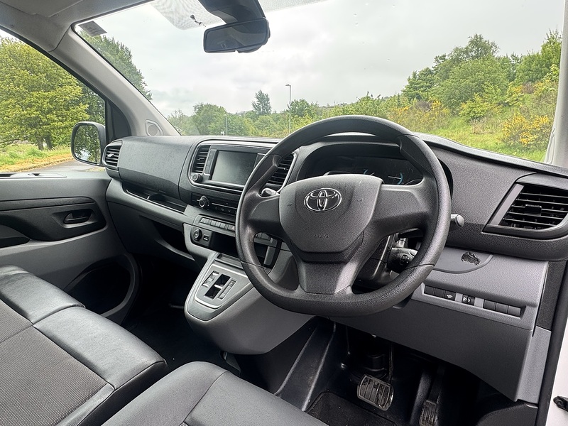 Toyota 50kWh Icon Medium Panel Van 6dr Electric Auto MWB (7kW OBC) (136 ps)