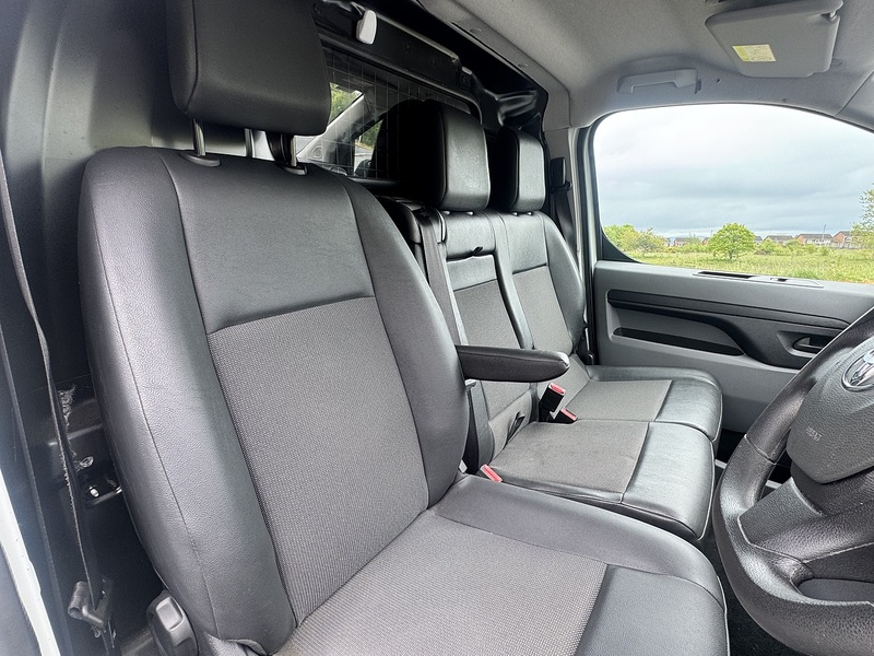 Toyota 50kWh Icon Medium Panel Van 6dr Electric Auto MWB (7kW OBC) (136 ps)