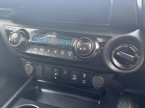 2.8 D-4D Invincible X Pickup Double Cab 4dr Diesel Auto 4WD Euro 6 (s/s) (204 ps)