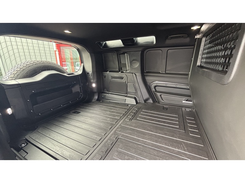 Land Rover 3.0 D250 MHEV X-Dynamic SE Hard Top SUV 5dr Diesel Auto 4WD MWB Euro 6 (s/s) (249 ps)