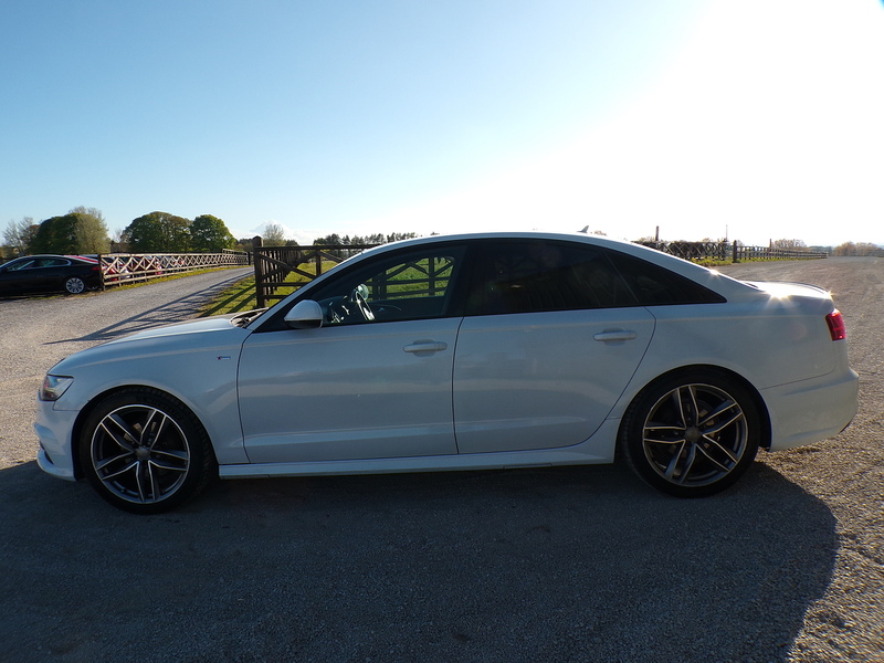 Audi A6 Saloon TDI ultra Black Edition - U1946