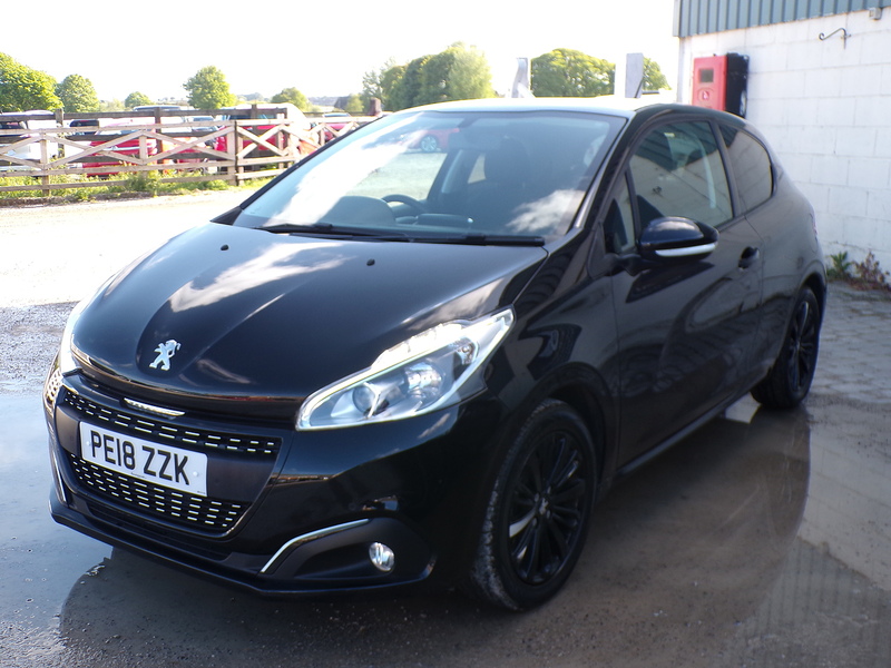 Peugeot 208 PureTech Black Edition - U1972
