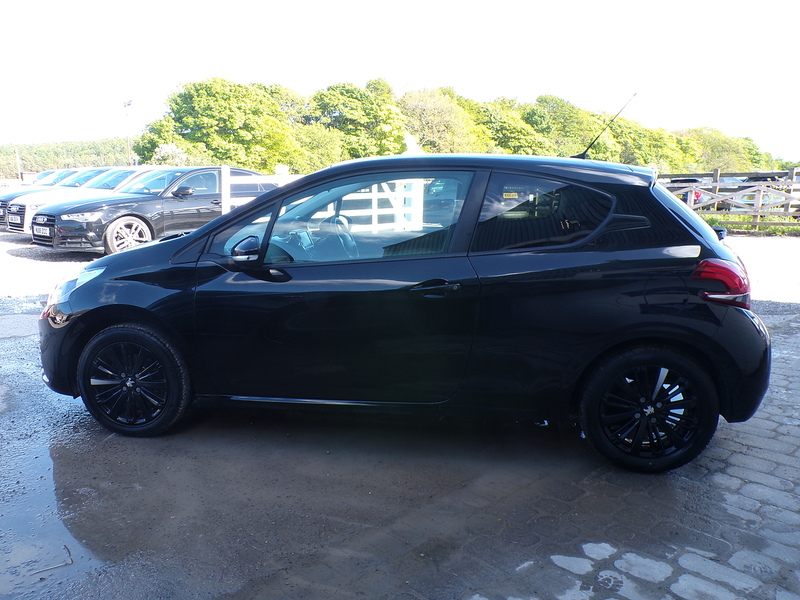 Peugeot 208 PureTech Black Edition - U1972