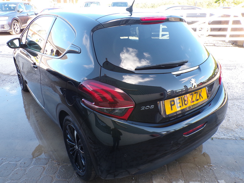 Peugeot 208 PureTech Black Edition - U1972