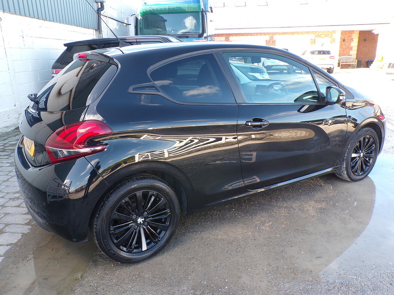 Peugeot 208 PureTech Black Edition - U1972