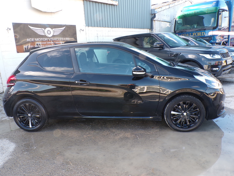 Peugeot 208 PureTech Black Edition - U1972