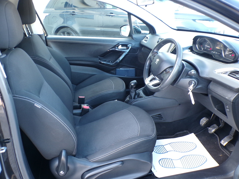 Peugeot 208 PureTech Black Edition - U1972