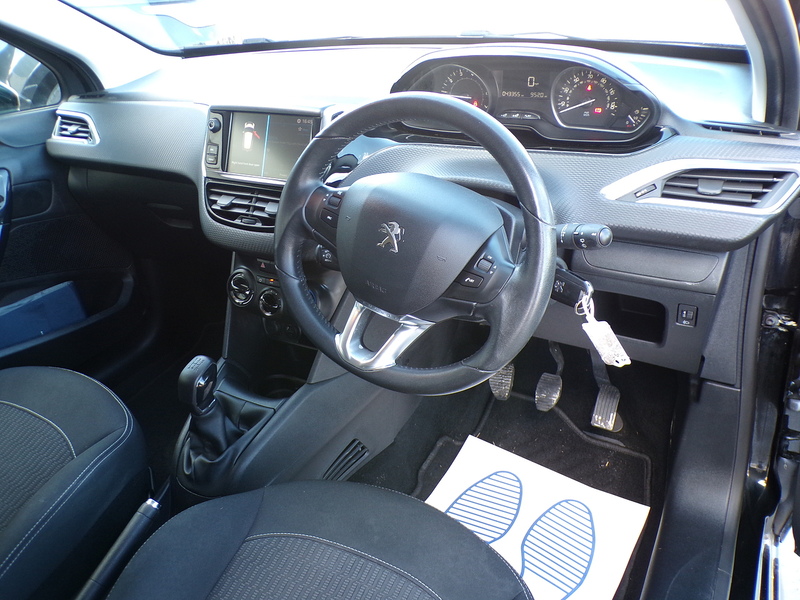 Peugeot 208 PureTech Black Edition - U1972
