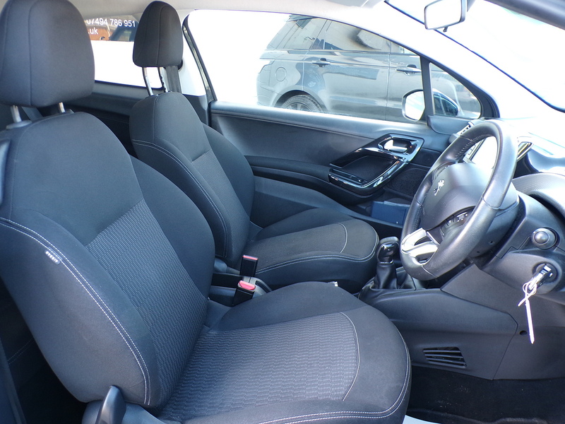 Peugeot 208 PureTech Black Edition - U1972