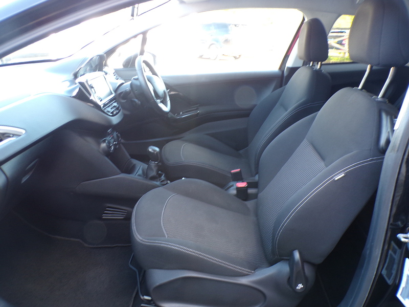 Peugeot 208 PureTech Black Edition - U1972