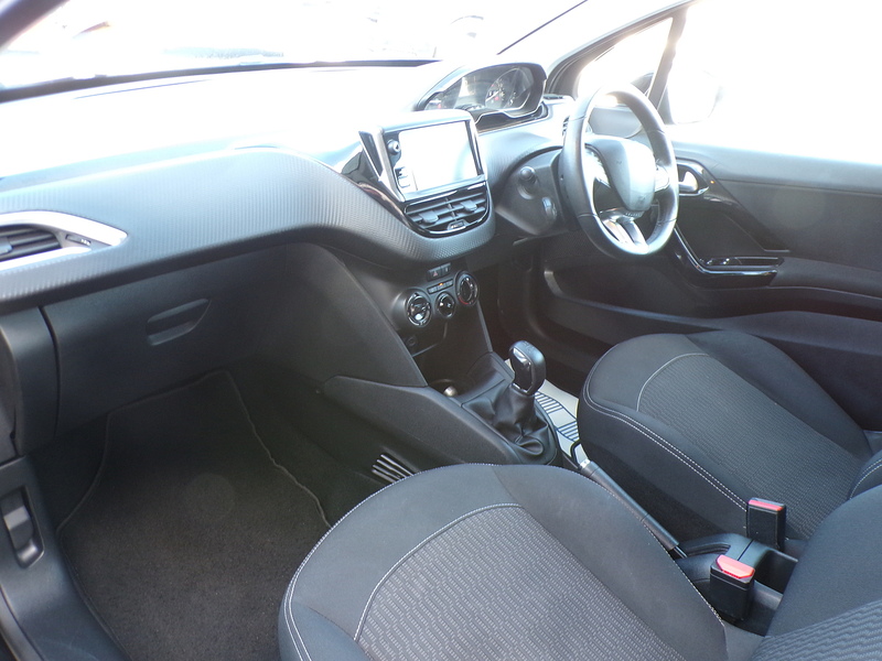 Peugeot 208 PureTech Black Edition - U1972