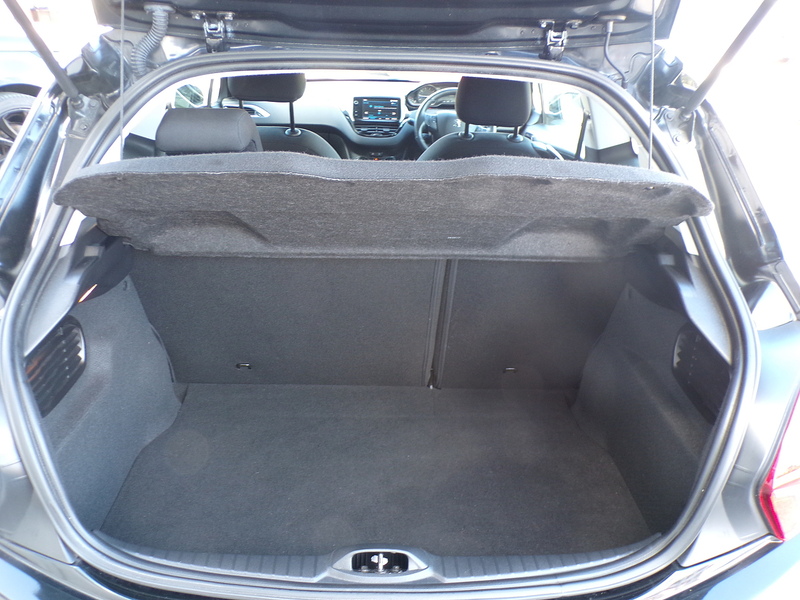 Peugeot 208 PureTech Black Edition - U1972