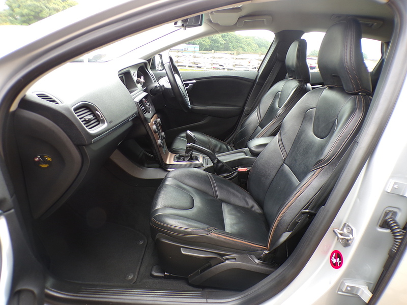 Volvo V40 Cross Country D2 Lux - U2005