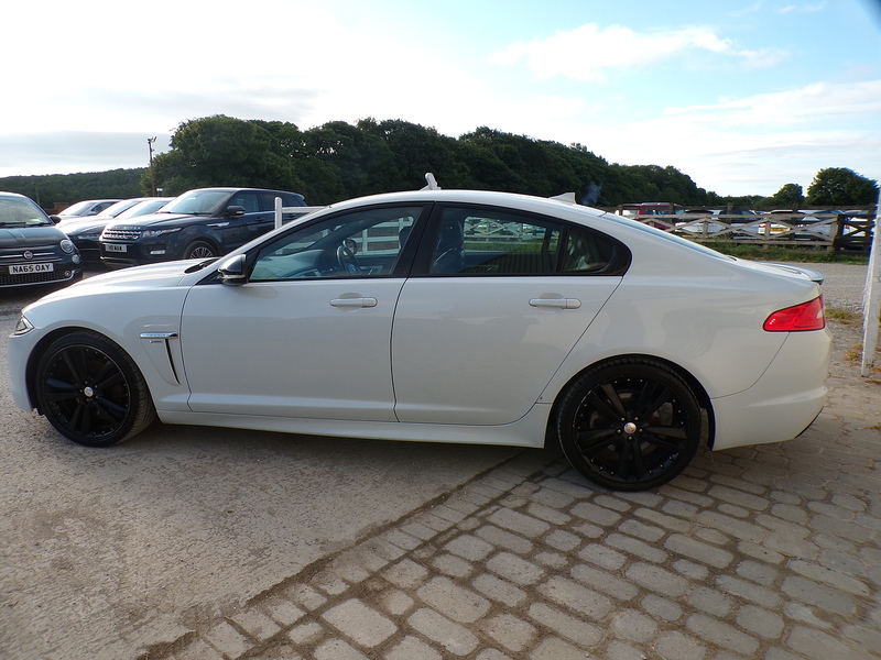 Jaguar XF d R-Sport Black - U2032