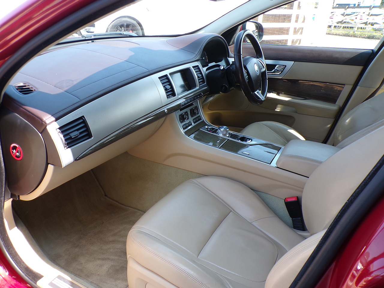 2013 Jaguar XF thumbnail 16
