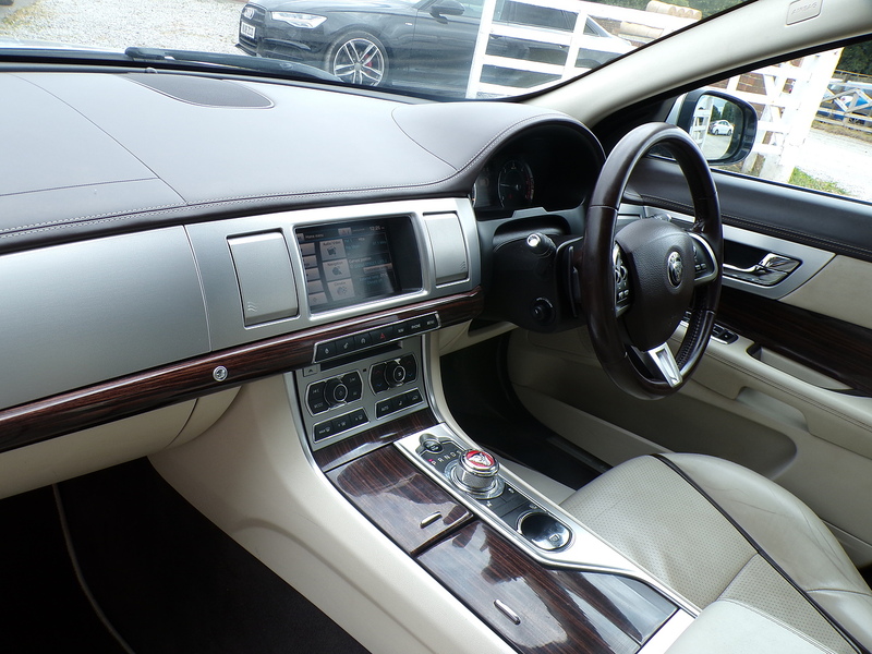 Jaguar XF d Portfolio - U2079