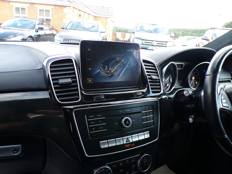 Mercedes-Benz GLS GLS350d V6 AMG Line - U2109