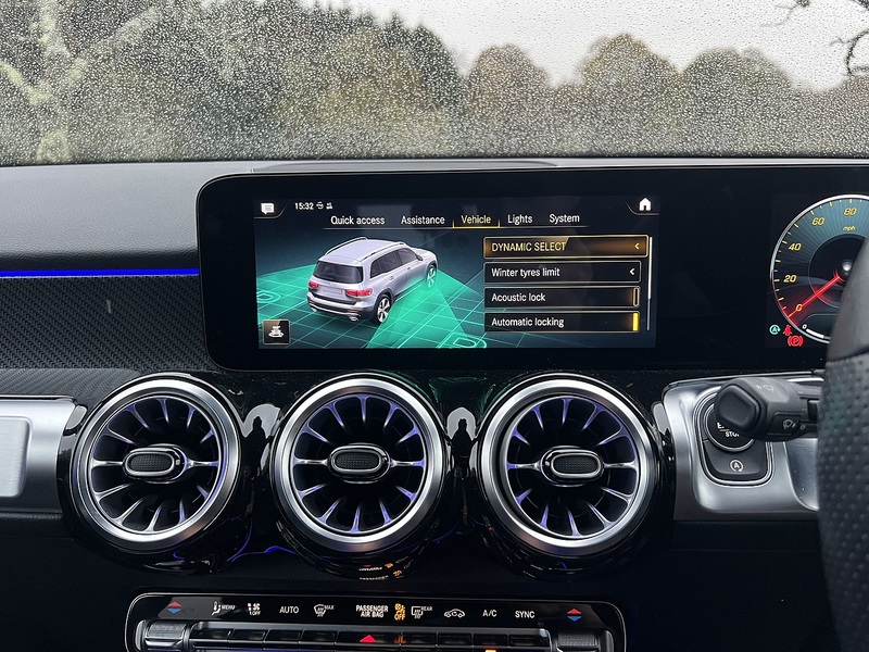 MERCEDES-BENZ GLB GLB 1.3 GLB200 AMG Line (Premium 2) SUV 5dr Petrol 7G-DCT Euro 6 (s/s) (163 ps) 1 OWNER FROM - U10107