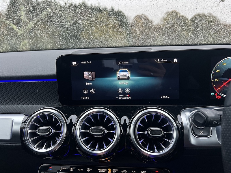 MERCEDES-BENZ GLB GLB 1.3 GLB200 AMG Line (Premium 2) SUV 5dr Petrol 7G-DCT Euro 6 (s/s) (163 ps) 1 OWNER FROM - U10107