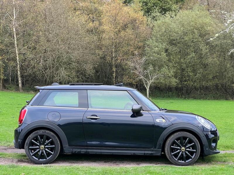 MINI Electric Hatch Electric Hatch 32.6kWh Level 3 Hatchback 3dr Electric Auto (184 ps) 1 OWNER FROM - U10135