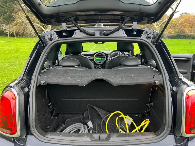 MINI Electric Hatch Electric Hatch 32.6kWh Level 3 Hatchback 3dr Electric Auto (184 ps) 1 OWNER FROM - U10135