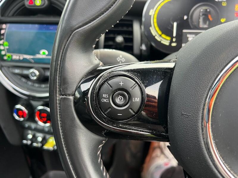 MINI Electric Hatch Electric Hatch 32.6kWh Level 3 Hatchback 3dr Electric Auto (184 ps) 1 OWNER FROM - U10135