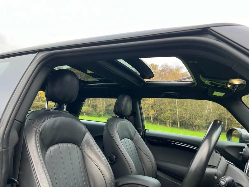 MINI Electric Hatch Electric Hatch 32.6kWh Level 3 Hatchback 3dr Electric Auto (184 ps) 1 OWNER FROM - U10135