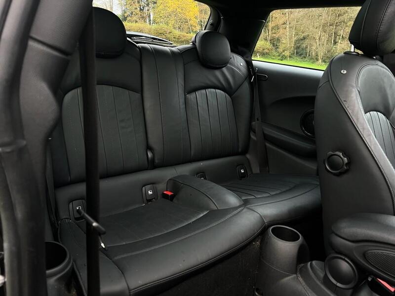 MINI Electric Hatch Electric Hatch 32.6kWh Level 3 Hatchback 3dr Electric Auto (184 ps) 1 OWNER FROM - U10135