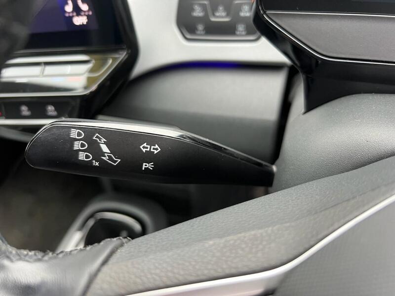 VOLKSWAGEN ID.3 ID.3 Pure Performance 45kWh Style Hatchback 5dr Electric Auto (150 ps) 1 OWNER FROM - U10180