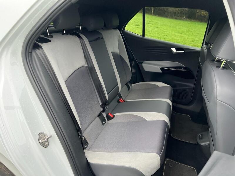 VOLKSWAGEN ID.3 ID.3 Pure Performance 45kWh Style Hatchback 5dr Electric Auto (150 ps) 1 OWNER FROM - U10180