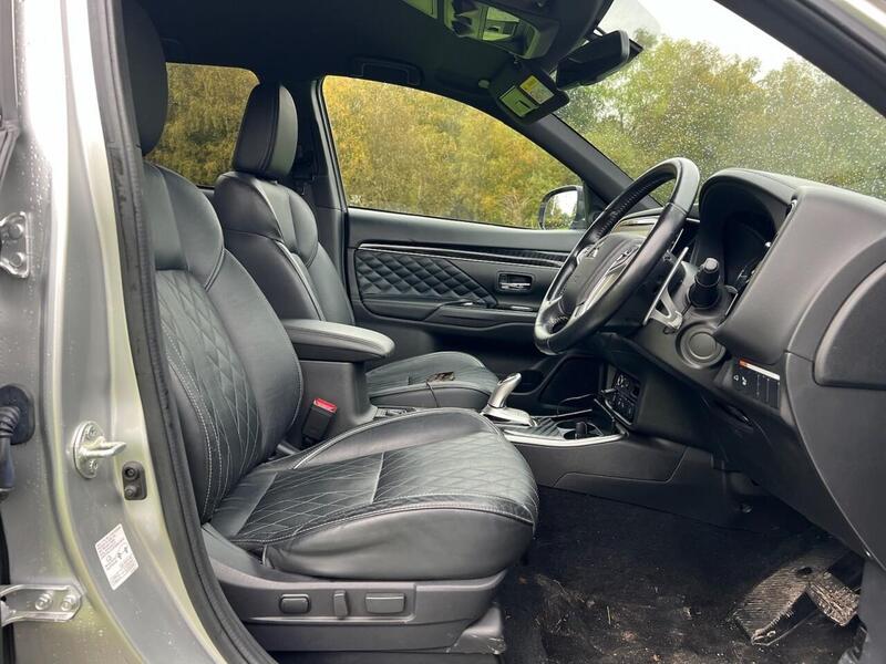 Mitsubishi OUTLANDER OUTLANDER 2.4h TwinMotor 13.8kWh Exceed SUV 5dr Petrol Plug-in Hybrid CVT 4WD Euro 6 (s/s) (224 ps) - U10204
