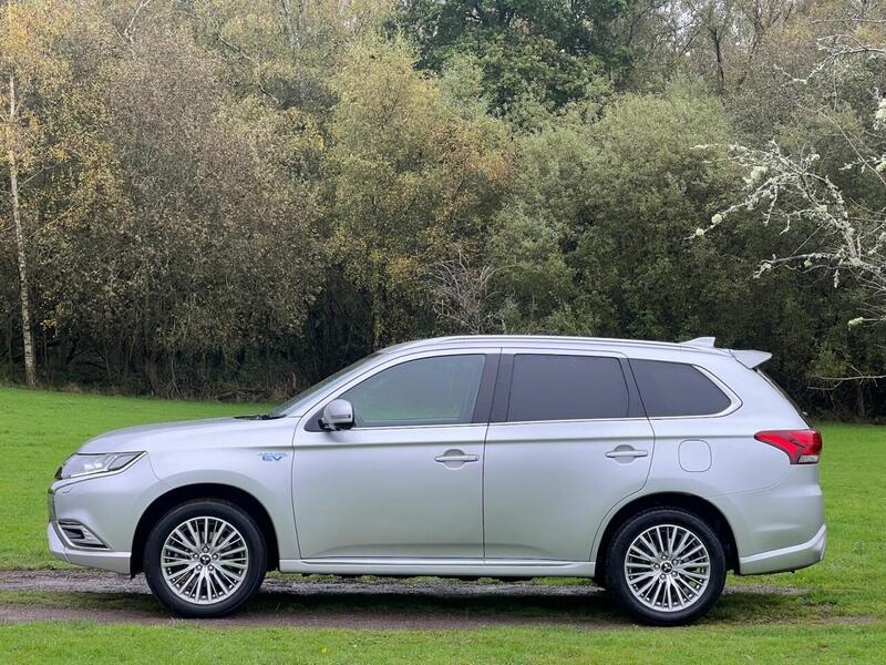 Mitsubishi OUTLANDER OUTLANDER 2.4h TwinMotor 13.8kWh Exceed SUV 5dr Petrol Plug-in Hybrid CVT 4WD Euro 6 (s/s) (224 ps) - U10204