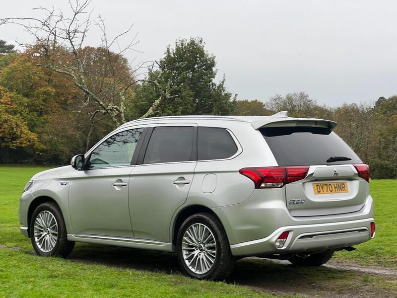 Mitsubishi OUTLANDER OUTLANDER 2.4h TwinMotor 13.8kWh Exceed SUV 5dr Petrol Plug-in Hybrid CVT 4WD Euro 6 (s/s) (224 ps) - U10204
