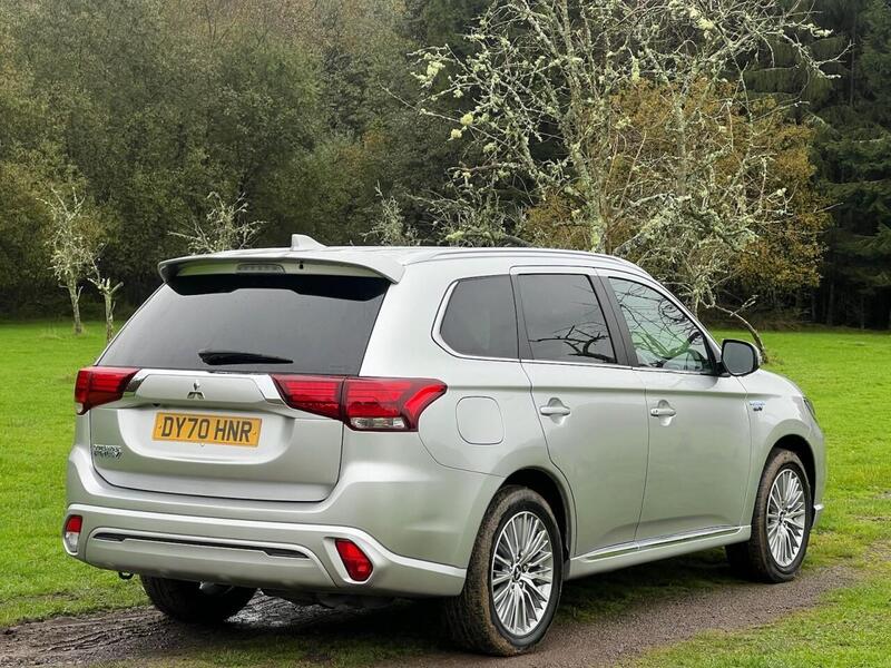 Mitsubishi OUTLANDER OUTLANDER 2.4h TwinMotor 13.8kWh Exceed SUV 5dr Petrol Plug-in Hybrid CVT 4WD Euro 6 (s/s) (224 ps) - U10204