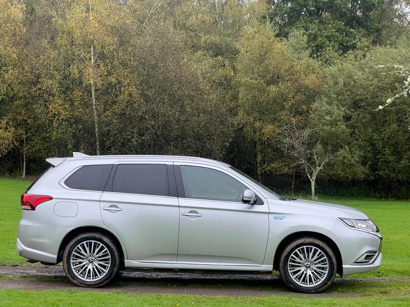 Mitsubishi OUTLANDER OUTLANDER 2.4h TwinMotor 13.8kWh Exceed SUV 5dr Petrol Plug-in Hybrid CVT 4WD Euro 6 (s/s) (224 ps) - U10204
